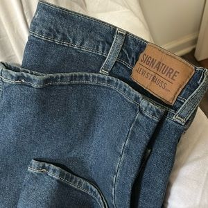 NEW never worn. Relaxed fit Levi’s Signature W40 x L32.  Distressed coloring.